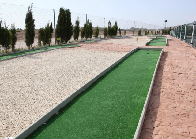  Kartbahn mit Minigolfplatz 